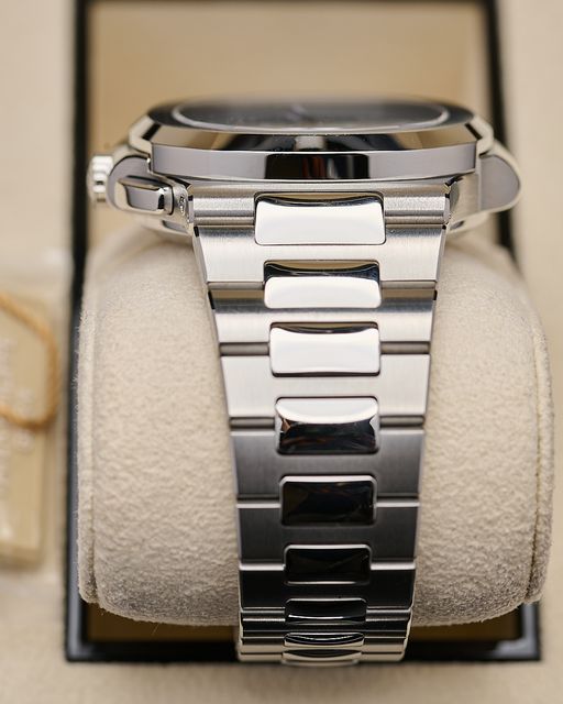 Patek Philippe Nautilus 5990/1A-001 Image 3